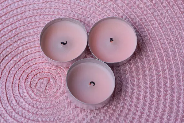 Три Маленькі Декоративні Свічки Сірій Круглій Металевій Коробці Стоять Рожевому — стокове фото
