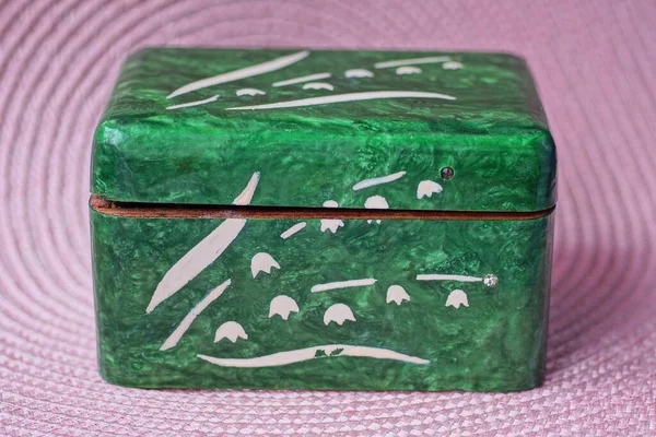 Ein Alter Grüner Geschlossener Kasten Mit Einem Muster Weißer Maiglöckchen — Stockfoto