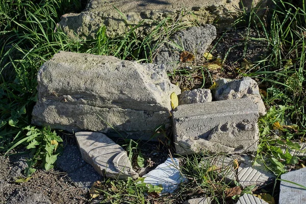 Sokaktaki Eski Gri Beton Parçalarından Oluşan Çöp Yığını — Stok fotoğraf