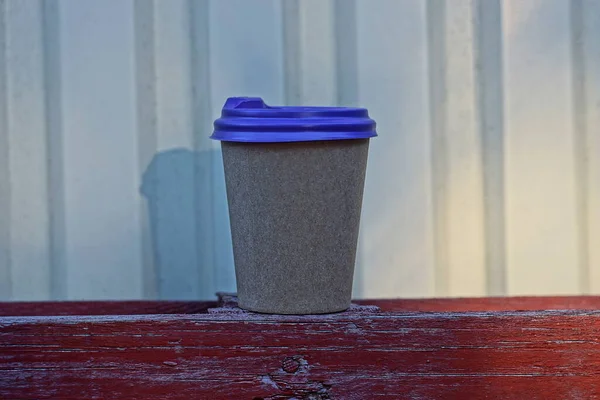 Одна Велика Коричнева Паперова Чашка Фіолетовою Пластиковою Кришкою Стоїть Червоному — стокове фото