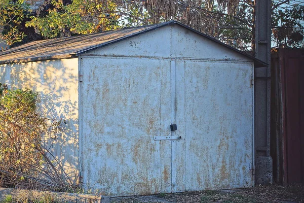 One Large Gray Closed Garage Brown Rust Street — Stock Photo, Image