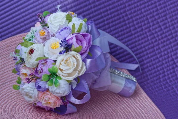 Bouquet Décoratif Mariage Fleurs Artificielles Colorées Repose Sur Une Table — Photo