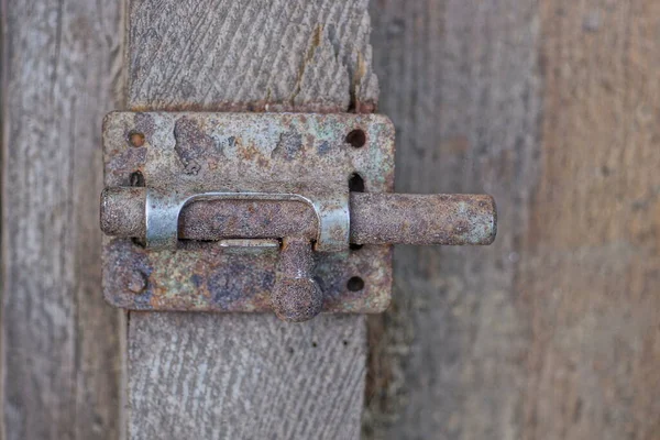 Velho Cinzento Pequeno Metal Trava Aberta Ferrugem Marrom Uma Porta — Fotografia de Stock