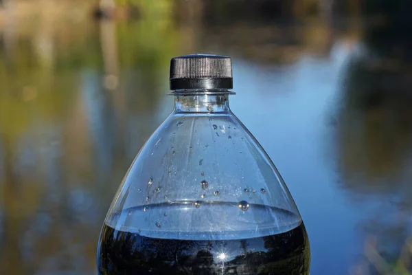 Одна Закрытая Белая Пластиковая Бутылка Черным Напитком Улице Цветном Фоне — стоковое фото