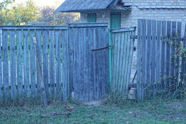 Jedne Zamknięte Drewniane Drzwi Szarej Ścianie Wiejskiego Ogrodzenia Ulicy Zielonej — Zdjęcie stockowe