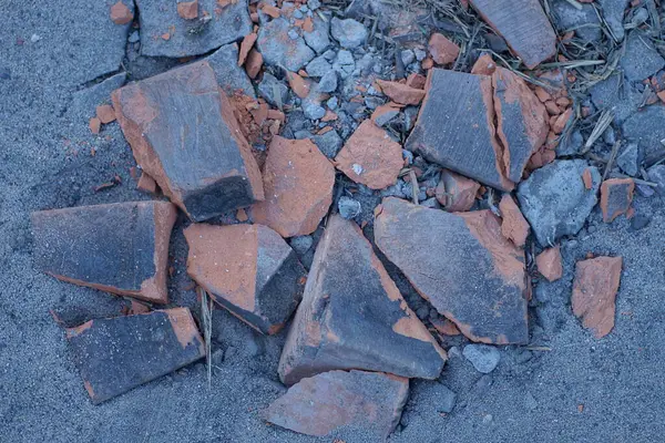 Textura Piedra Basura Piezas Ladrillos Marrones Viejos Sobre Arena Gris —  Fotos de Stock