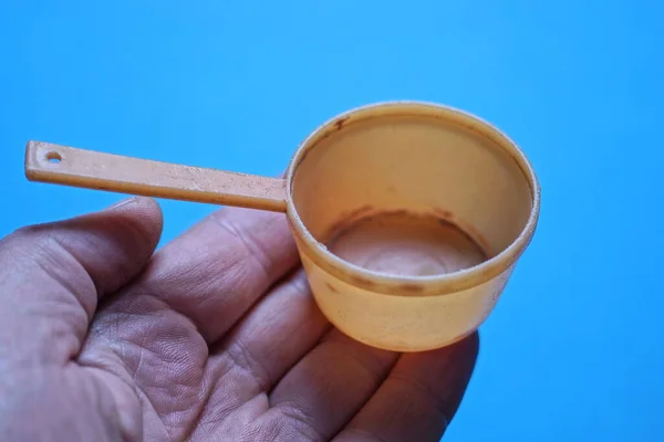 Uma Pequena Panela Concha Plástico Marrom Brinquedo Fica Nos Dedos — Fotografia de Stock