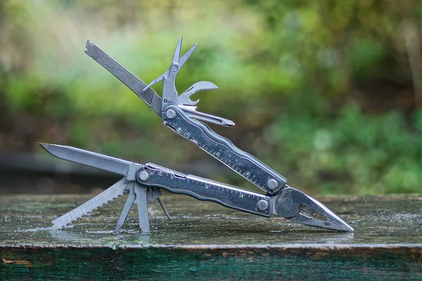 Multitool Aperto Del Metallo Grigio Leva Piedi Una Tabella Legno — Foto Stock