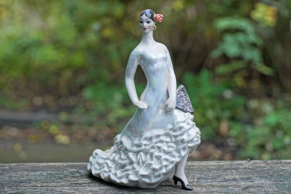 Una Antigua Figura Porcelana Retro Una Bailarina Encuentra Sobre Una — Foto de Stock