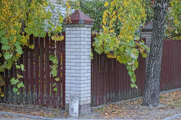 Corner Fence Wall Made White Brick Pillar Brown Metal Street — Stock Photo, Image