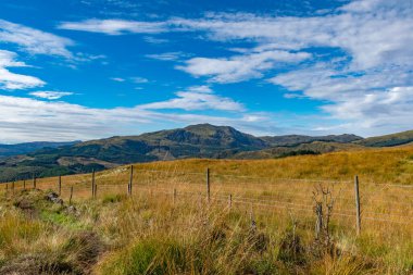 Ben Ledi arka planda, Callander yakınlarında.