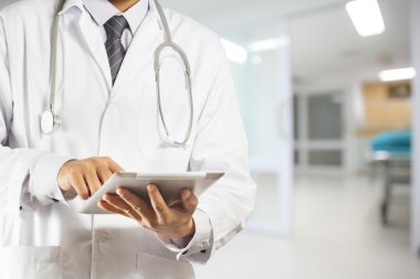 Dijital tablet kullanan doktor