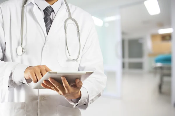 Doctor using a digital tablet — Stock Photo, Image