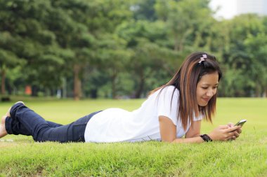 telefon mekanlarda kullanan kadın