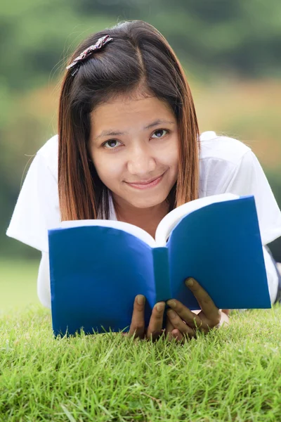 Genç kadın açık bir kitap — Stok fotoğraf