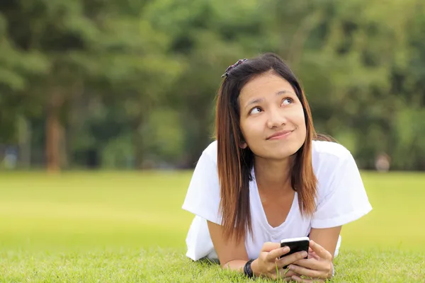 Žena používání telefonu v přírodě — Stock fotografie