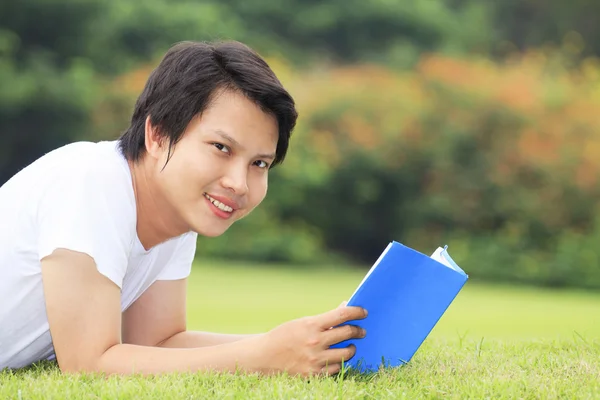 Jeune homme ouvrir un livre — Photo