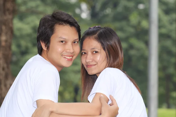 Pareja joven descansando en el parque —  Fotos de Stock