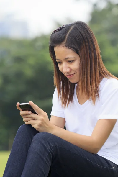 Kobieta robi aktywność na jej telefon komórkowy — Zdjęcie stockowe