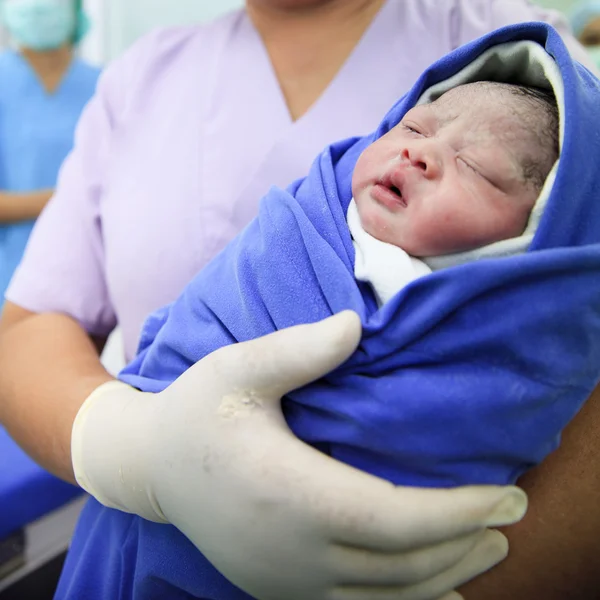 Nyfött barn i labor rum — Stockfoto