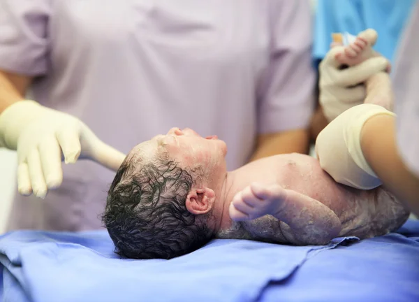 Pasgeboren baby in de kamer van arbeid — Stockfoto