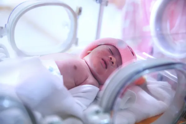 Neugeborenes im Krankenhaus nach der Entbindung lizenzfreie Stockfotos