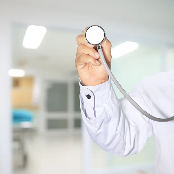 Médico masculino segurando estetoscópio — Fotografia de Stock