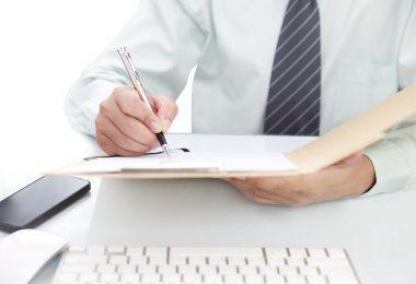 İş adamı bir belge imzalıyor