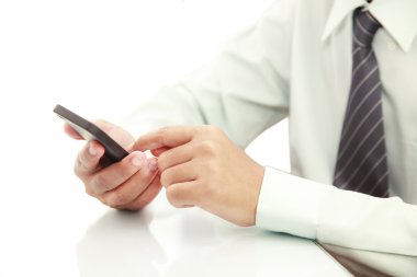 Telefon kullanan bir iş adamı