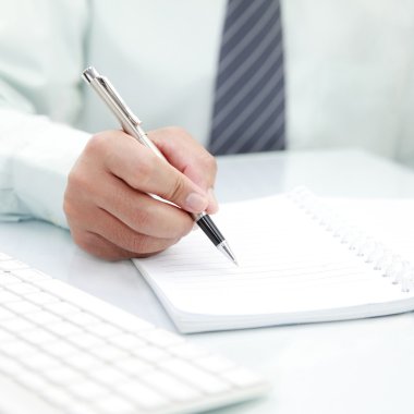 İş adamı bir belge imzalıyor