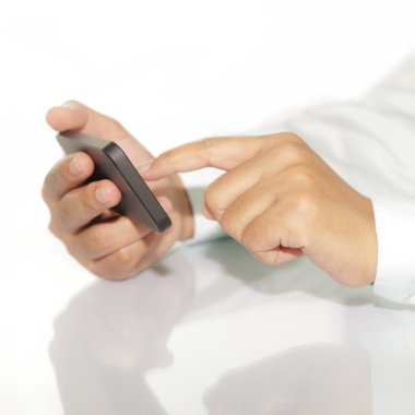 Telefon kullanan bir iş adamı