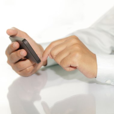 Telefon kullanan bir iş adamı