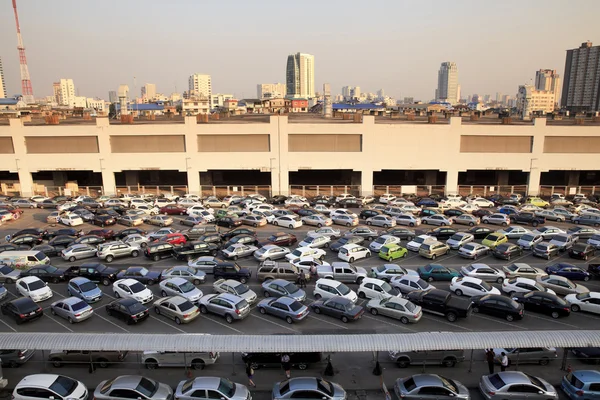 Otoparka park edilmiş arabalar.