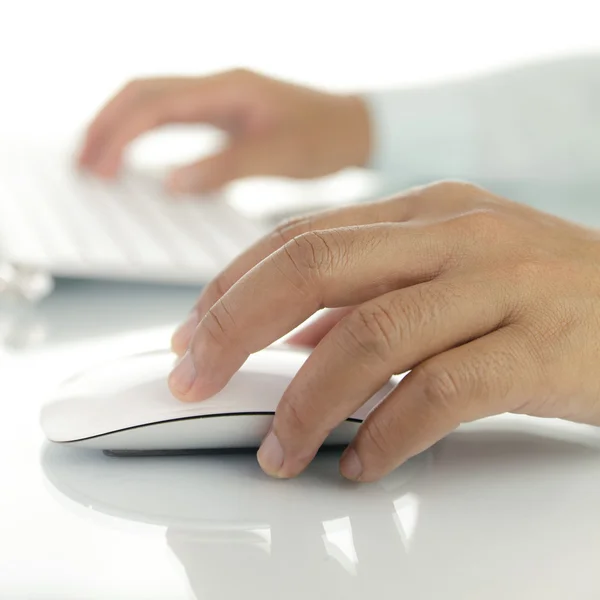 Mano utilizzando mouse e tastiera del computer — Foto Stock