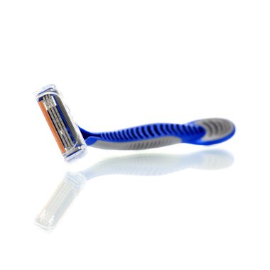 tıraş jilet beyaz zemin üzerine