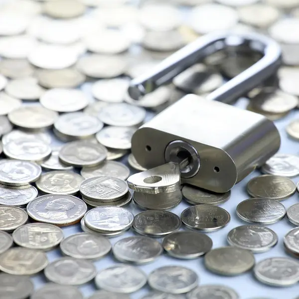 Kunci pada koin, Konsep keuangan — Stok Foto