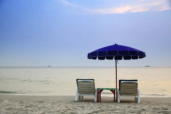 Τροπική παραλία με καρέκλες και ομπρέλα — Φωτογραφία Αρχείου