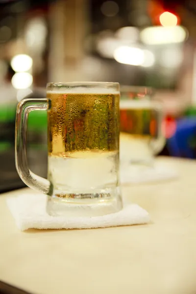 Copo de cerveja em restaurantes — Fotografia de Stock