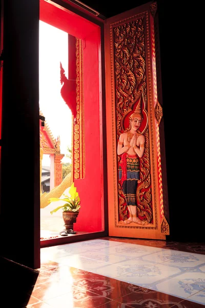 Licht door de deur Thaise stijl houtsnijwerk — Stockfoto