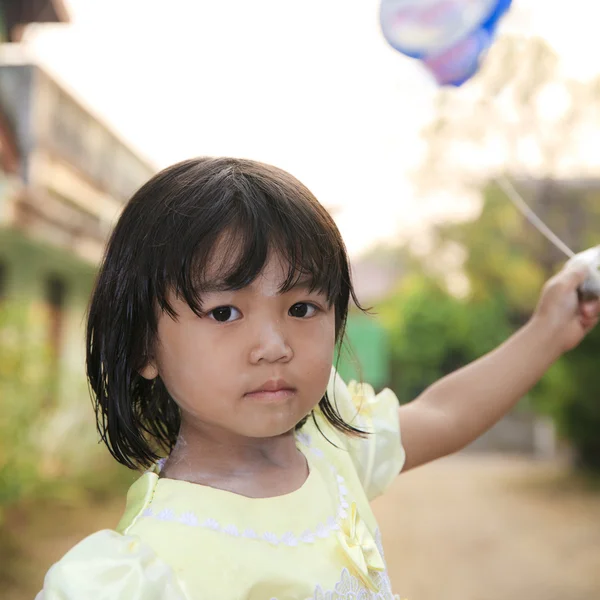 Asyalı küçük kız masum saflığı ile — Stok fotoğraf