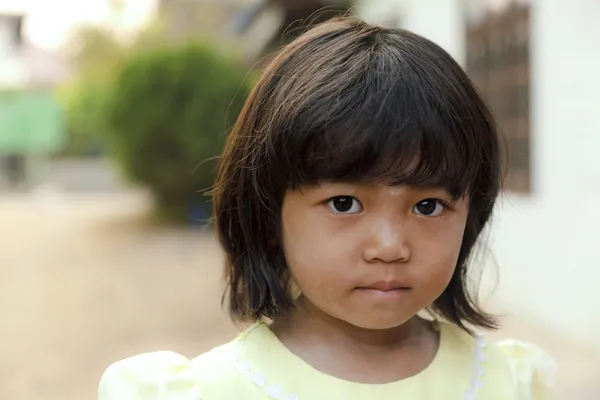 Азиатская маленькая девочка с невинной чистотой — стоковое фото