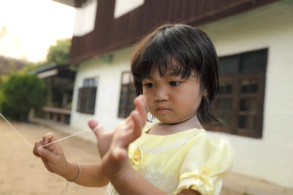 Aziatische meisje met onschuldige zuiverheid — Stockfoto