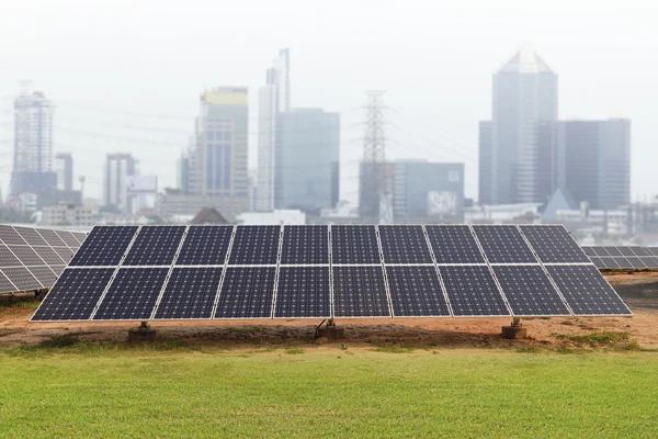 Zonne-energie planten en blauwe hemel — Stockfoto