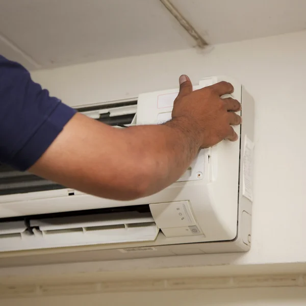 Teknisyenler klimayı tamir