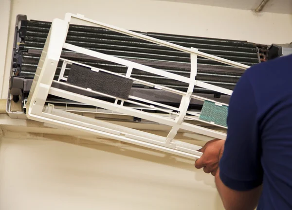 Técnicos de reparación Acondicionador de aire — Foto de Stock