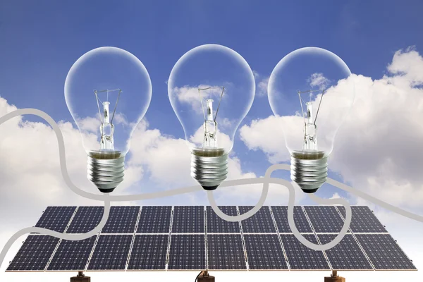 Bombillas de colores y células solares — Foto de Stock