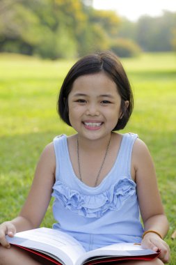 Asyalı küçük kız okuma kitabı-Park