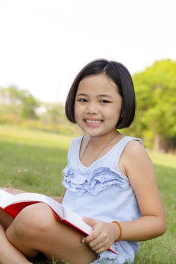 Asyalı küçük kız okuma kitabı-Park