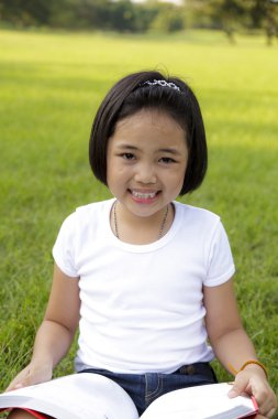 Asyalı kız okuma kitabı