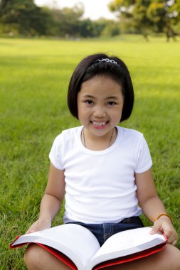 Asyalı kız okuma kitabı